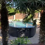 House Between Beaches * Vir