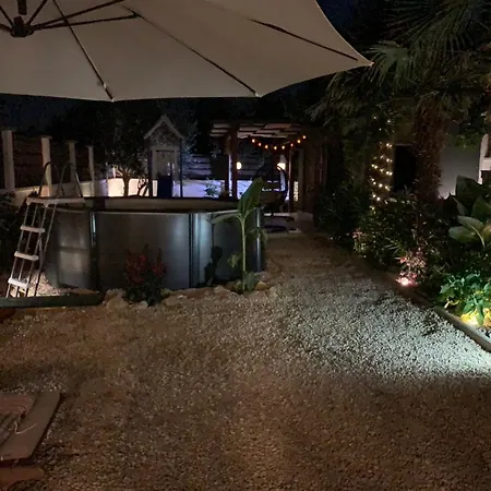 House Between Beaches Ferienhaus