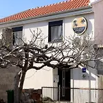 House Between Beaches Semesterbostad Vir