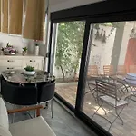 House Between Beaches Semesterbostad Vir