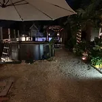 House Between Beaches Semesterbostad