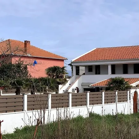 House Between Beaches * Vir