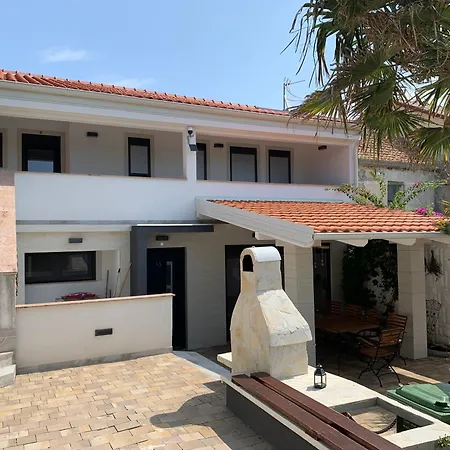 House Between Beaches Вир