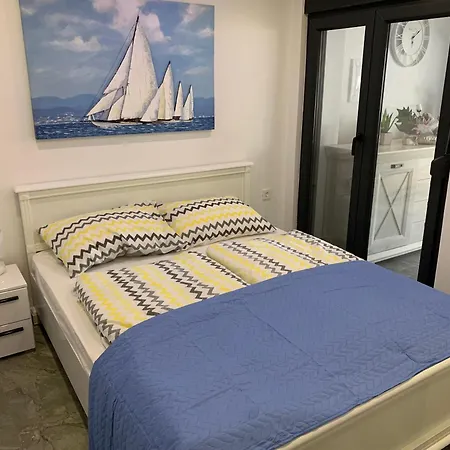 House Between Beaches Vir