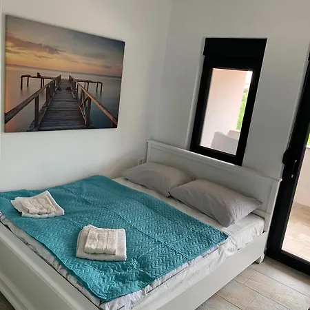 House Between Beaches Vir