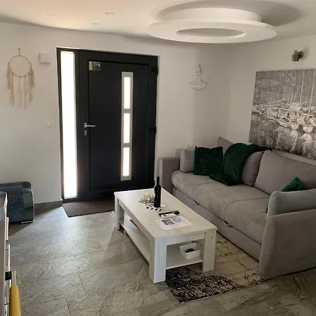 House Between Beaches Ferienhaus Vir