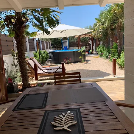 House Between Beaches Вир
