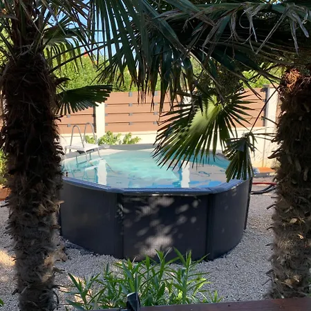 House Between Beaches * Vir