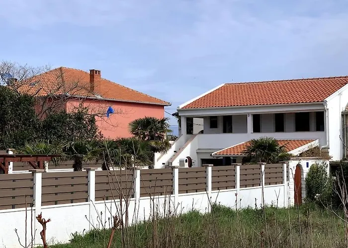 House Between Beaches * Vir