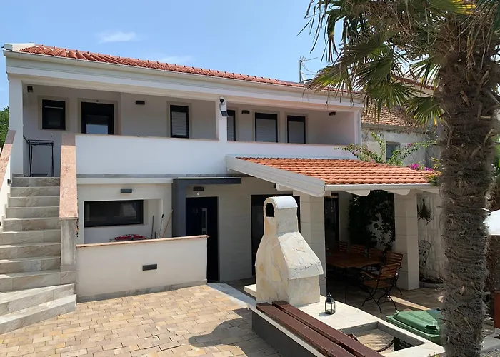 House Between Beaches Вир