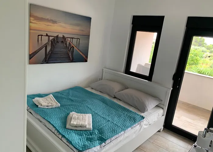 House Between Beaches Вир