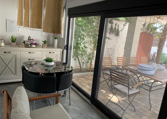 House Between Beaches Дом отдыха Вир