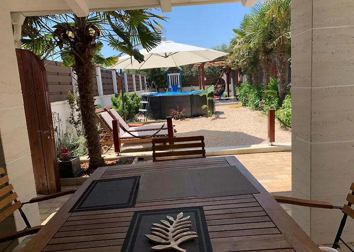 House Between Beaches Вир